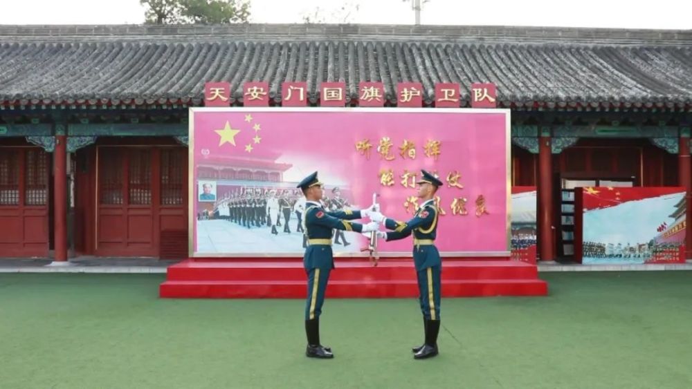 44名国旗护卫队老兵最后一次执行升旗任务告别战位