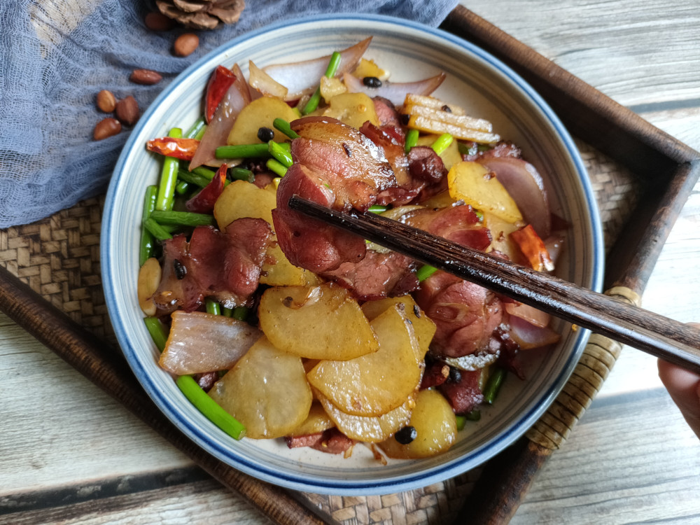 腊肉土豆片这道菜相信很多朋友也都喜欢吃,吃起来咸香适口,特下饭.