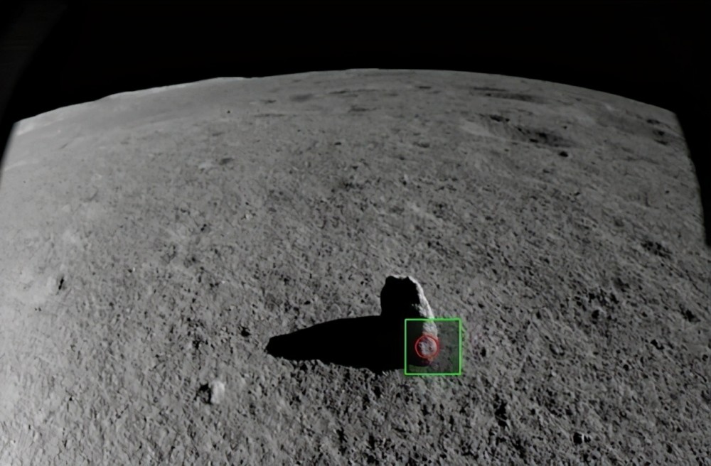 中国月球探测车拍摄的真实照片:月球上的"神秘石碑"