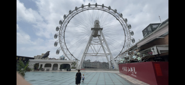 上海大悦城悬挂摩天轮国内首家