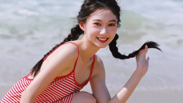 桌面壁纸:4k高清电脑壁纸海边泳衣小美女