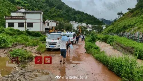 9月1日上午8时许,商洛市丹凤县棣花镇一处山体发生滑坡,导致一农户