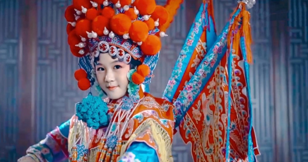 陆毅女儿再以京剧扮相出镜,贝儿造型超亮眼,举手投足尽显专业范儿