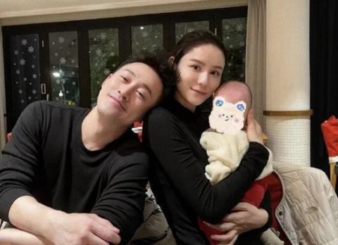 林峯妻子张馨月带娃坐飞机 1岁女儿背影出镜软萌可爱
