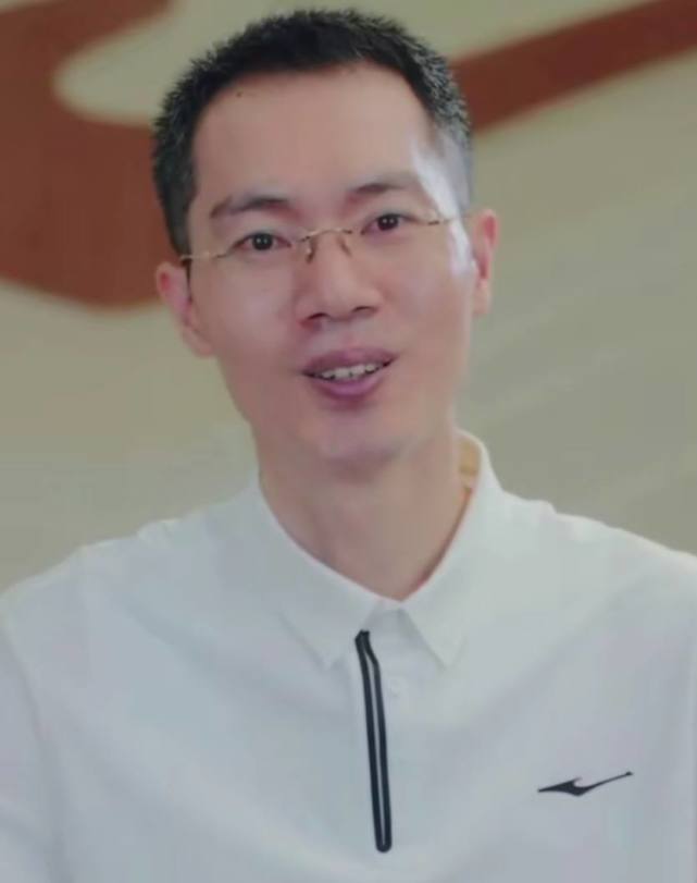 身为一家品牌的老板,吴荣照没有任何架子,他经常在个人社交账号下方