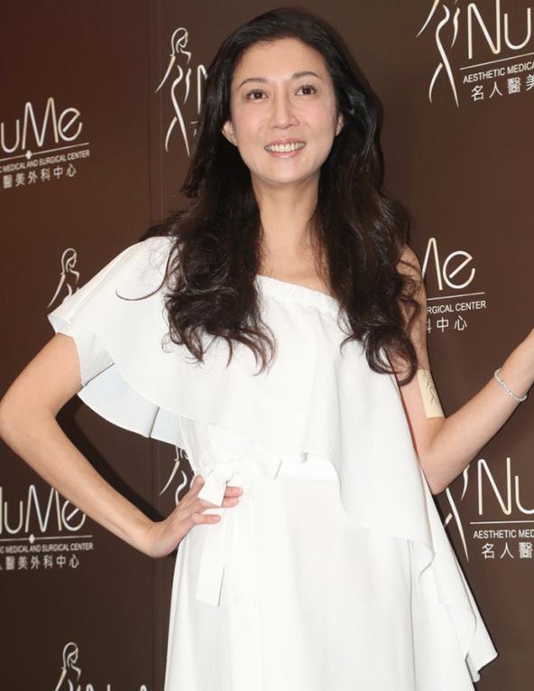 吴绮莉真是"阿姨辈顶流",穿白色斜肩连衣裙温柔优雅,高贵精致