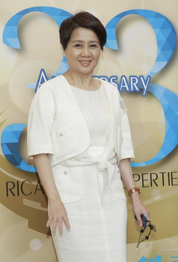 梁安琪不愧是"赌王四太,黄色连衣裙优雅稳重,气场强大真惹眼