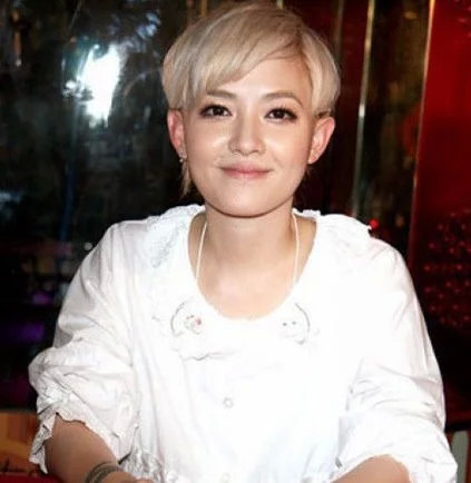 剃寸头打舌环,为前男友摘子宫,坚持不婚的范晓萱现在