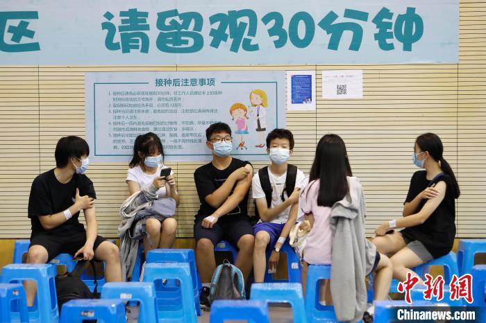 接种完的台湾学生正在进行30分钟留观 殷立勤 摄