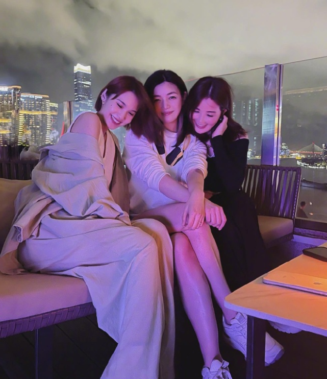杨丞琳和阿sa陈妍希聚会三大冻龄女神同框甜笑一眼看出p没p