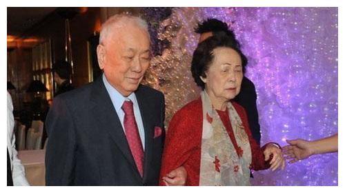 当年许爱周被称为香港"船王",在许爱周去世之后许世勋接管家业,在