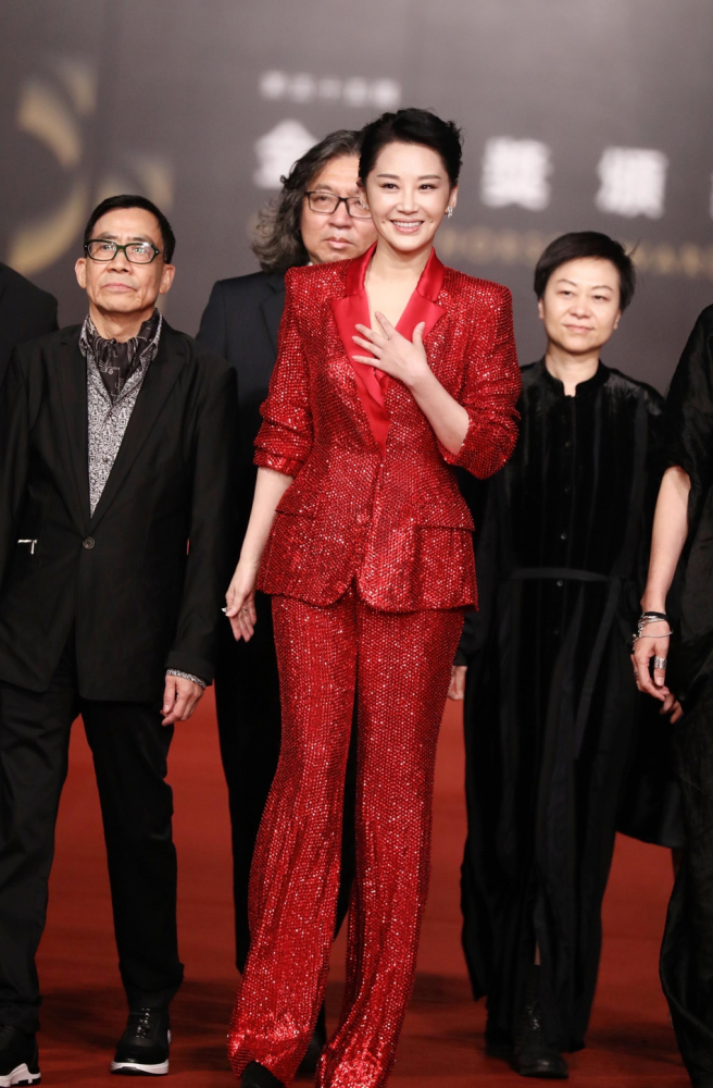 许晴的少女感真强,穿粉色西装甜美温柔又干练,不像52岁中年人