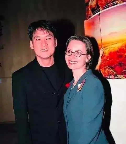 婚后,他们育有一子一女,分别是周厚安和周厚恩,但当时周华健的事业正