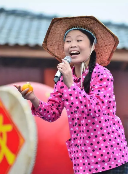 从一夜爆红到被骂"滚出娱乐圈",草帽姐徐桂花,后来怎么样了?