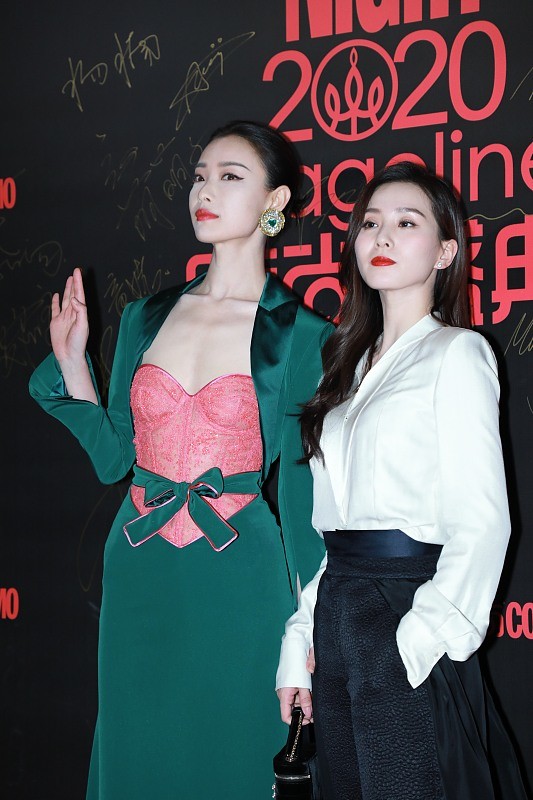 倪妮和刘诗诗的脖子都好长抬头就更优雅了像两只长颈鹿