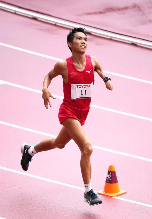 9月5日,中国选手李朝燕(中)在比赛中冲线.