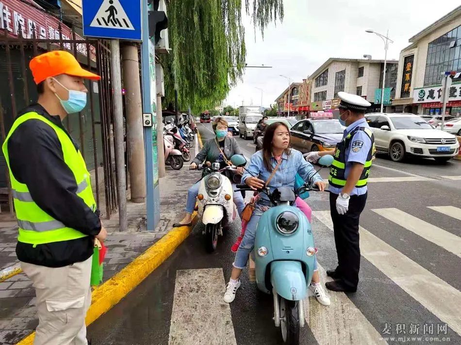 电动车驾乘人员但是都已佩戴安全头盔大部分摩托车,电动车驾乘人员在