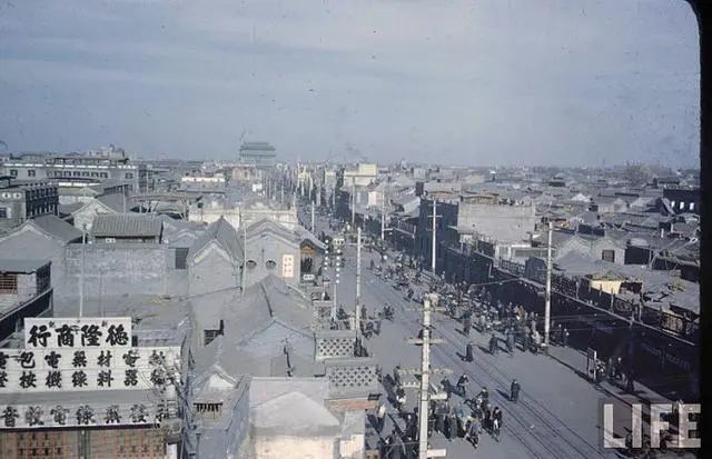 1946年北京城历史老照片:图为前门大街,都是两三层的小平房,生活节奏