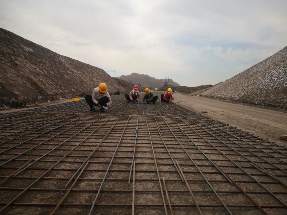 "为缓解矿区道路通行压力,我们在路面施工时,增加钢筋网片,传力杆