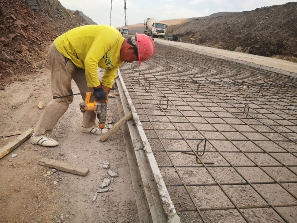 "为缓解矿区道路通行压力,我们在路面施工时,增加钢筋网片,传力杆