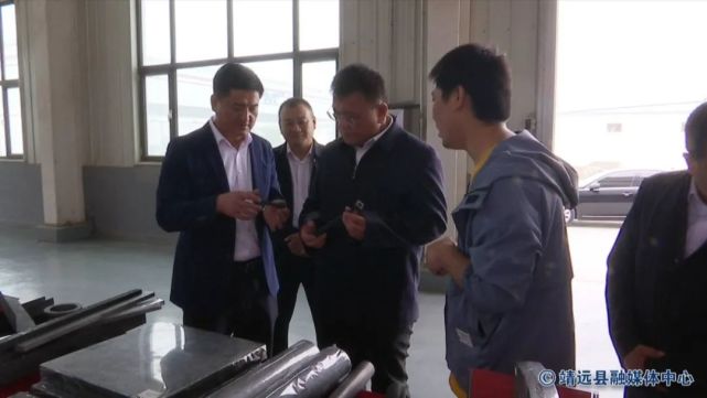 调研中,许伟民在县委常委,刘川工业集中区党工委书记李学雄的陪同下