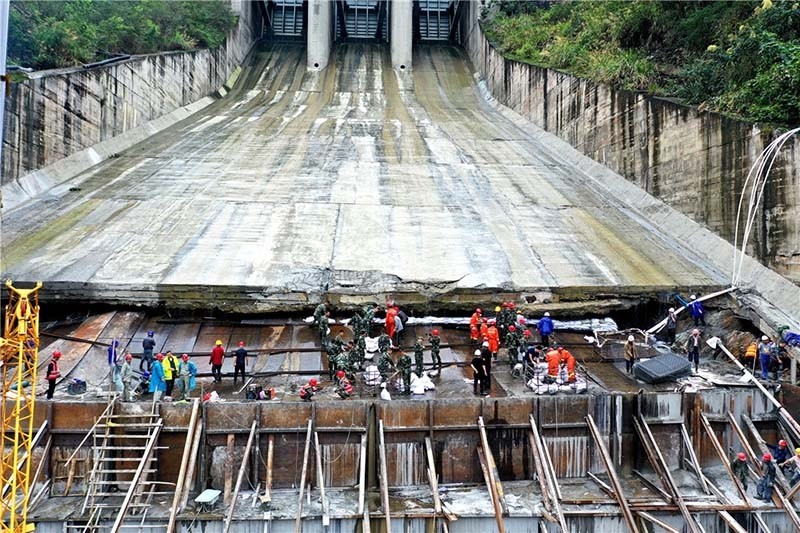 受上一轮强降雨泄洪影响,湖北省十堰市竹溪县鄂坪水电站溢洪道泄槽段