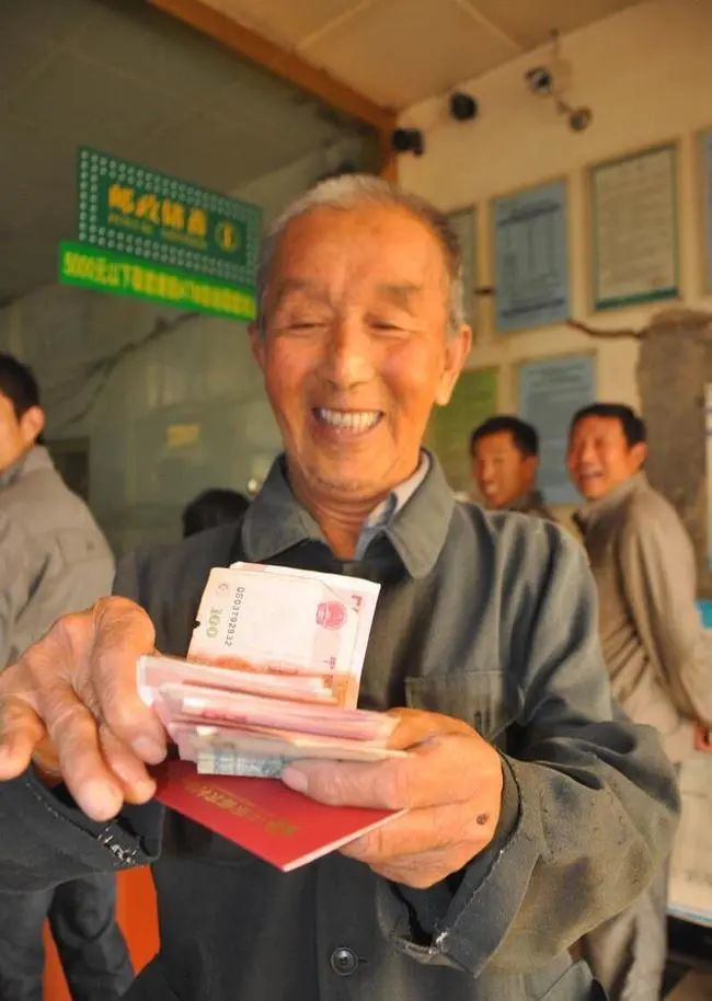 2021年养老金:城镇养老金有高龄补贴,农村老人有没有高龄补助?