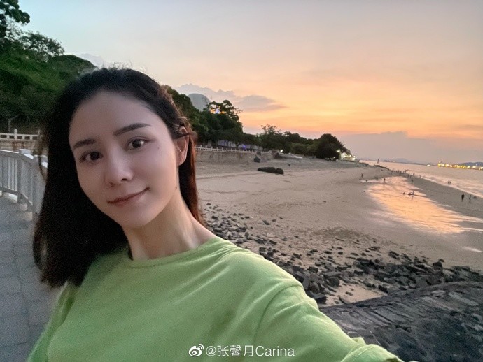 张馨月一家三口幸福出游,林峯拉女儿小手,动作温柔父爱满满