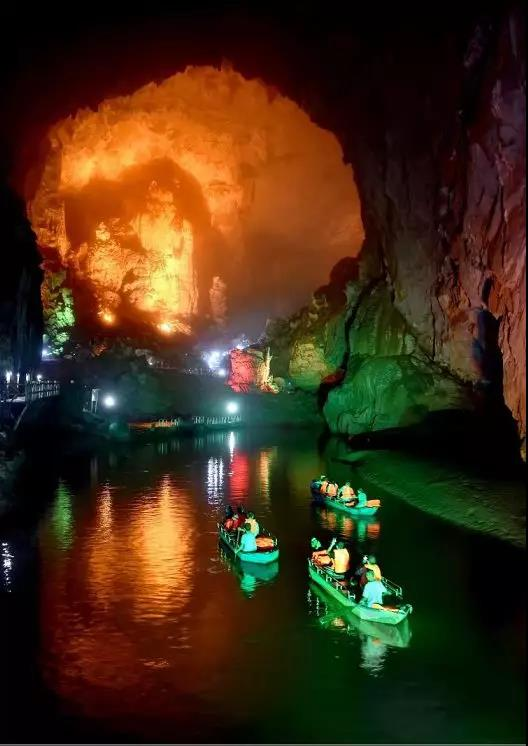 在百色, 有个中国最美地下暗河, 它是黎明通天河,又称"敢沫岩"