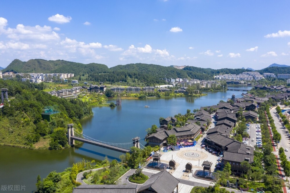 用13个亿建成的丹寨万达小镇!不收取门票,依旧收益连年翻倍?
