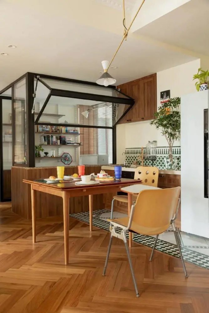 ▼吧台 折叠窗:平时窗户向上折叠,吧台同时又是厨房操作台.