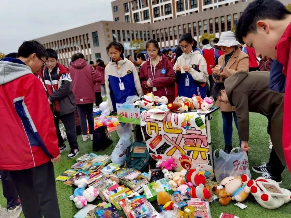 特色游园活动 今年三月,学校开展了爱心义卖活动.