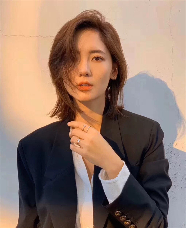 方脸的女生适合什么发型,穿搭?送你一份形象指南,够用