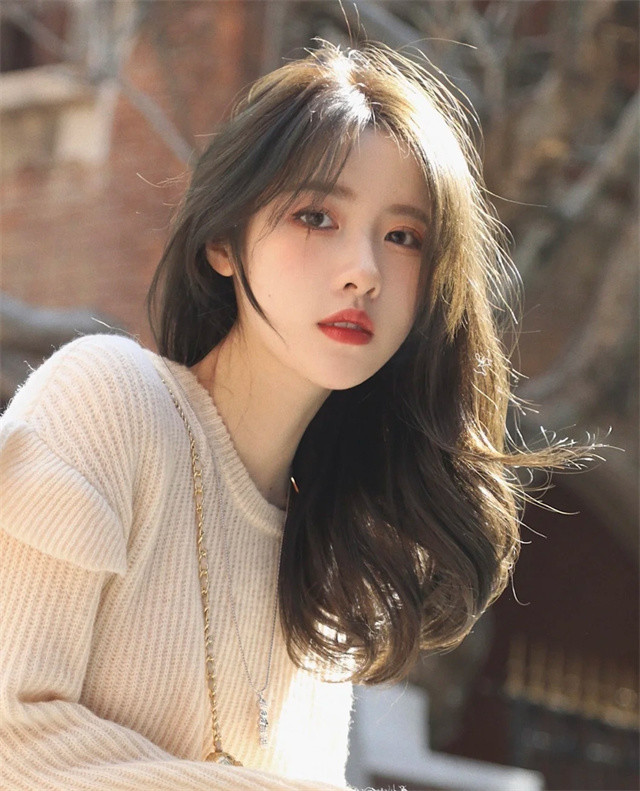 方脸的女生适合什么发型,穿搭?送你一份形象指南,够用