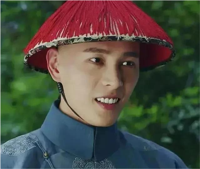 在《延禧攻略》中,和亲王一口大白牙就很抢戏,所以就有了"牙亲王"
