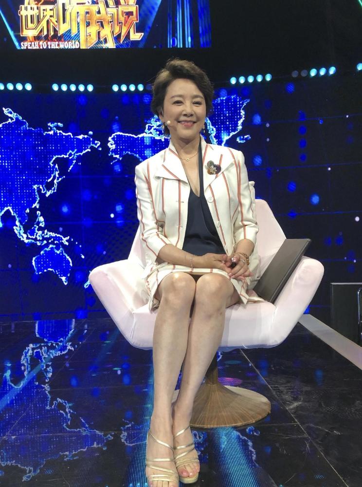 张瑜活成了50后的骄傲,一袭黑色裹身连衣裙端庄稳重,气质感满分