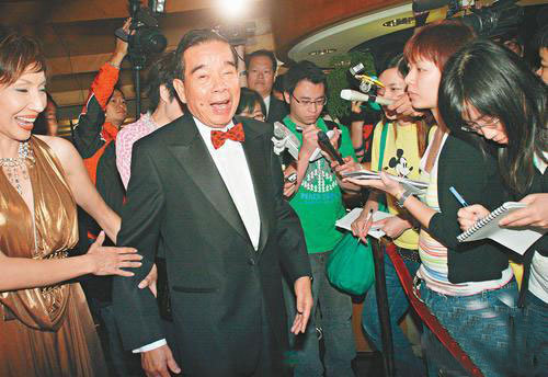 郑裕彤当年帮了许家印恒大上市第一天他也就跟着赚到几十亿