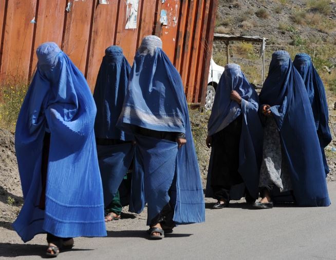为躲塔利班检查,英国特种部队化妆成阿富汗妇女