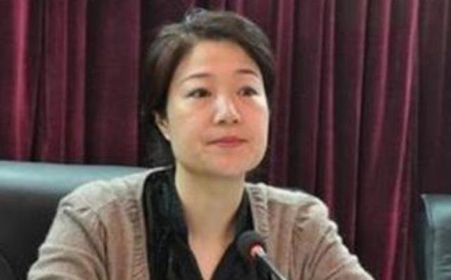 其实袁菱刚从学校中被调到四川省成为一名副县长的时候,她就为自己定