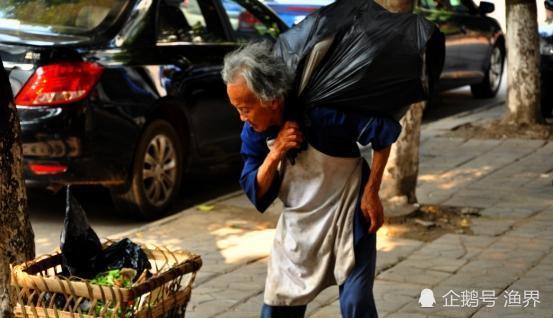 拾荒老人养大捡来的女孩,孩子考上名牌大学,家门口却来了警车