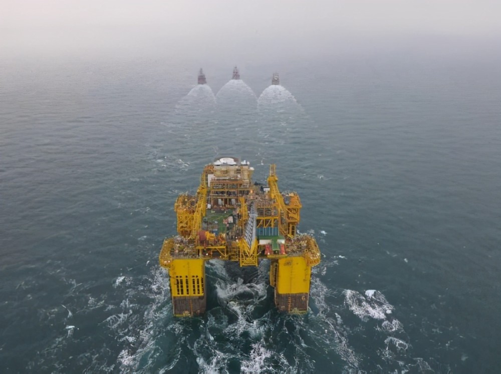图为被拖行中的深海1号如今中国深海一号已经在南海陵水油气田投入