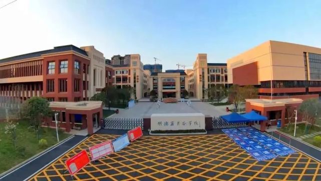 引来了不少网友羡慕的眼光 明德蓝月谷学校是由宁乡经开区管委会,宁乡