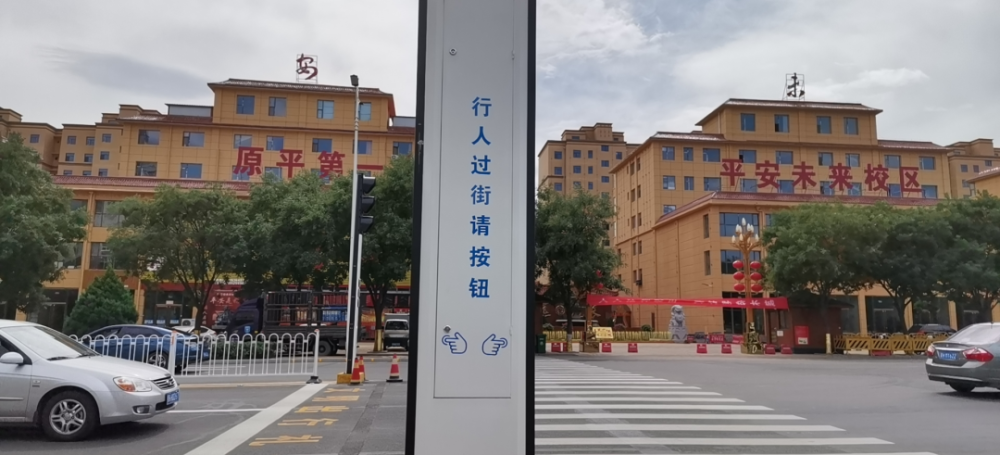 有行人通过时,可按人行道红绿灯侧面按钮.人行道变成绿灯可通行状态.
