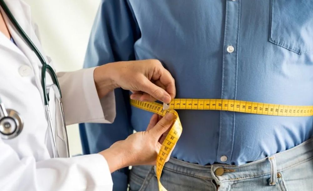 5至1厘米处水平绕一周,肥胖者选腰部最粗处水平绕一周测腰围.