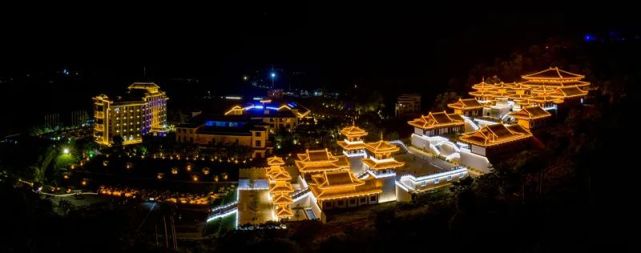 广西宁明骆越文化宫,四星级花山温泉国际酒店夜晚在亮丽灯光的映射下