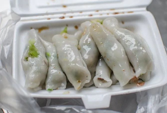 菜 粿甜薄饼最大好处是能凉食,不怕放,而咸薄饼则一定要趁热吃,店家