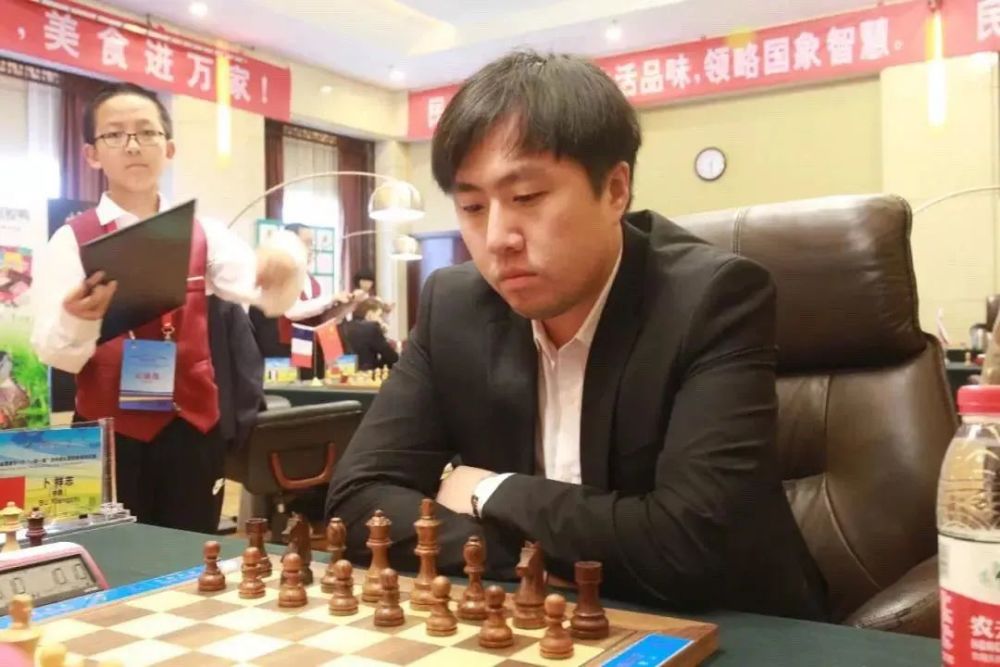 象棋甲级联赛的主教练王青伟慧眼识珠,大胆提拔年仅13岁的徐志行参加