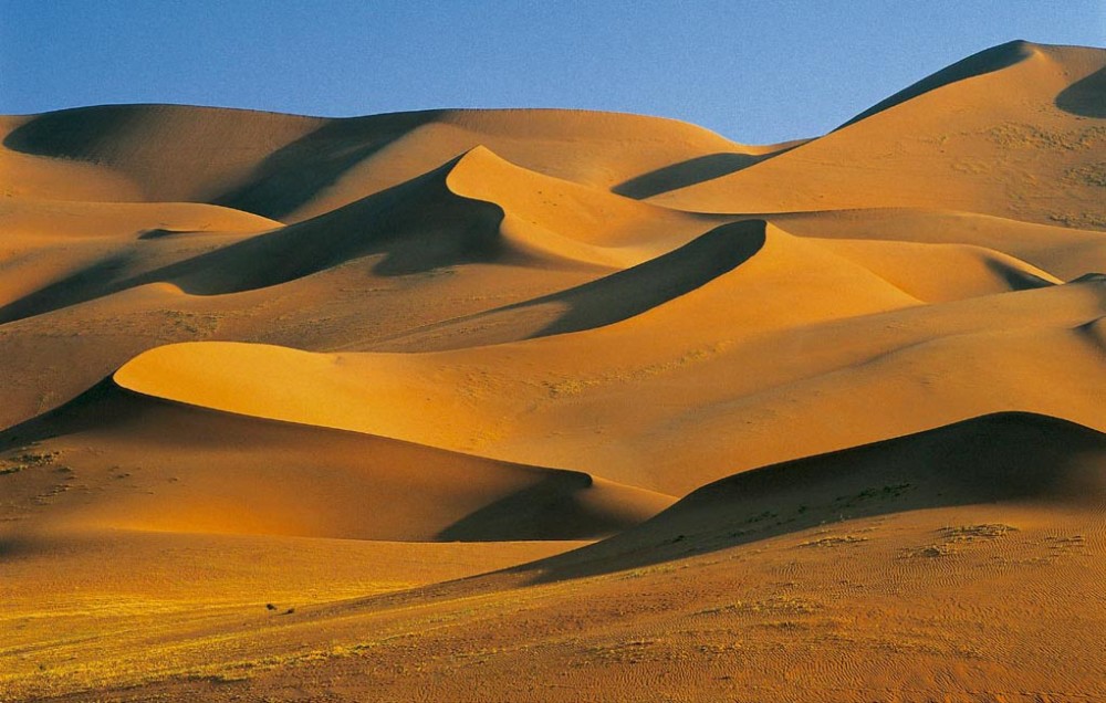 巴丹吉林沙漠:上帝画下的曲线