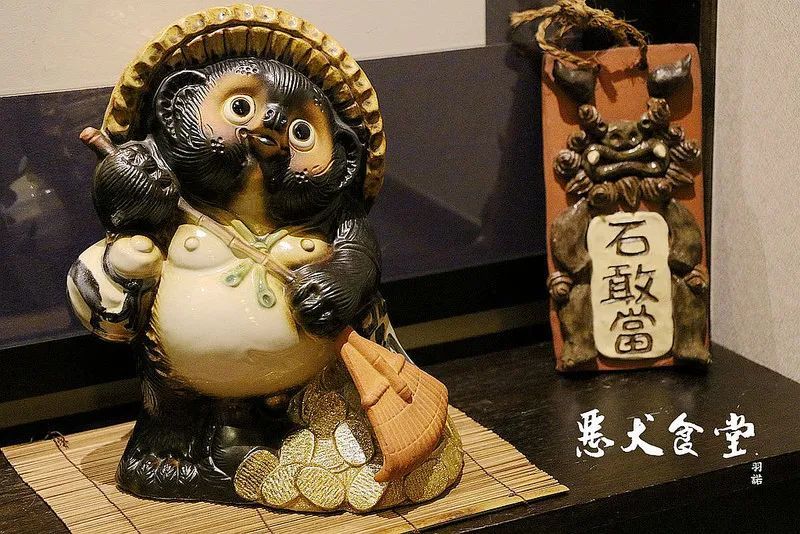 在日本,为什么每家居酒屋都一定要摆"狸猫?