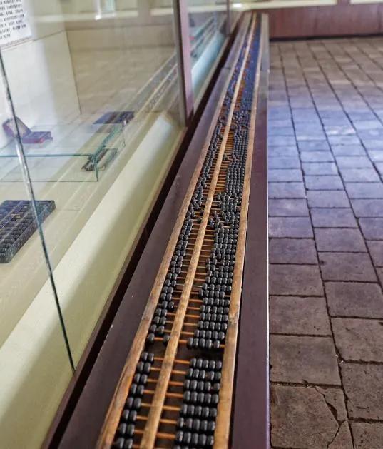 乔家大院有5000多件算盘藏品,其中一件长6米,是国内最长的算盘